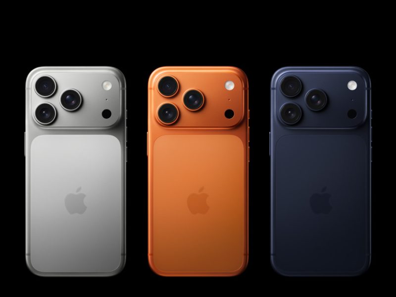 Három iPhone 17 Pro modell hátoldala fekete háttér előtt.