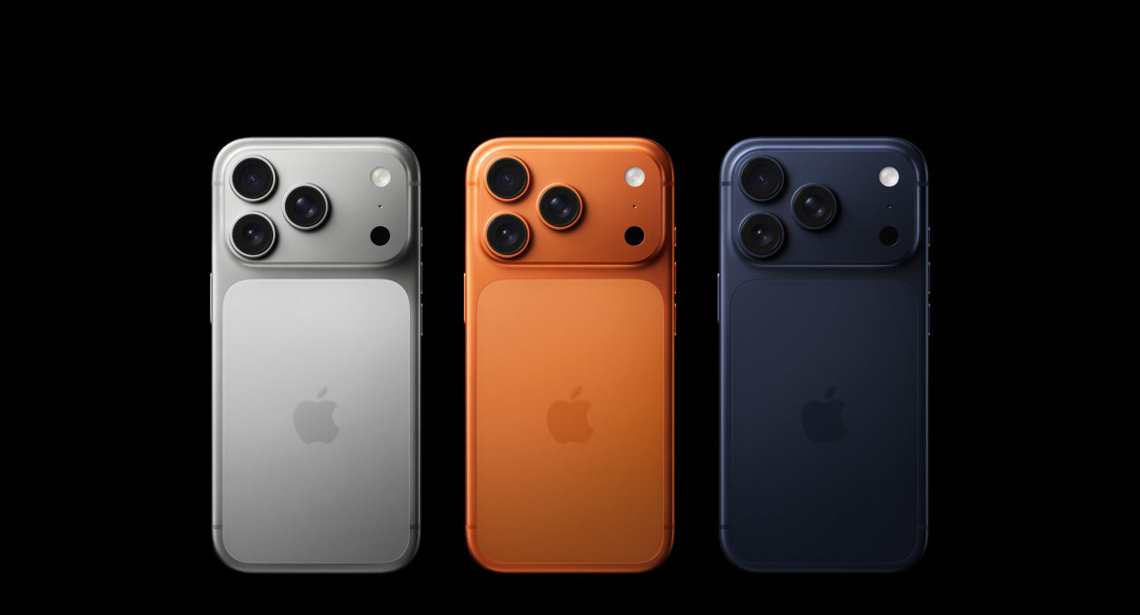 Három iPhone 17 Pro modell hátoldala fekete háttér előtt.
