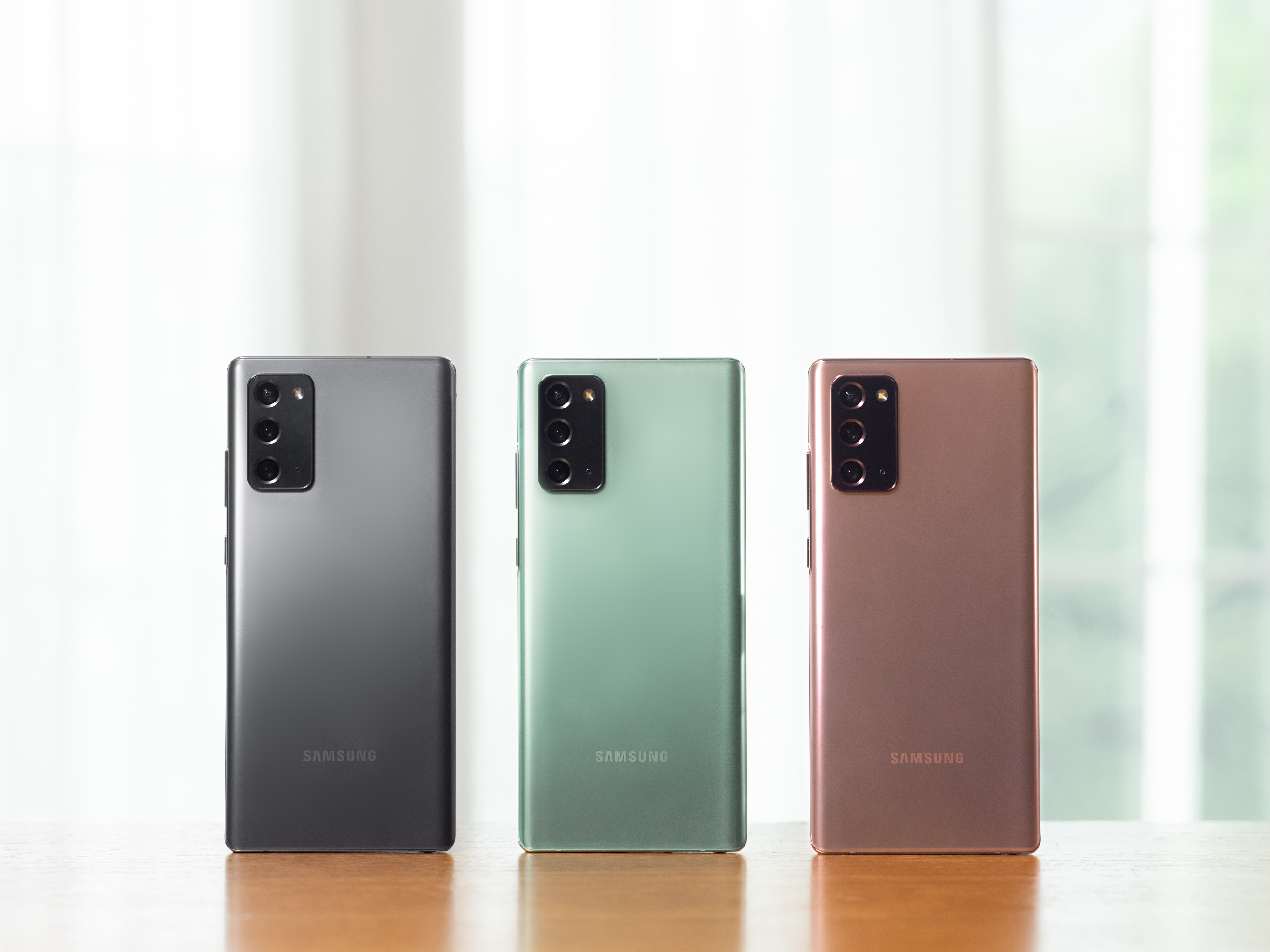 Három Samsung Galaxy Note20 telefon hátoldala hivatalos termékképen.