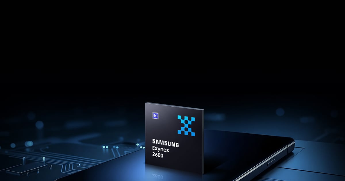 Samsung Exynos 2600 feliratú chip egy okostelefon mellett, sötét áramköri háttéren.