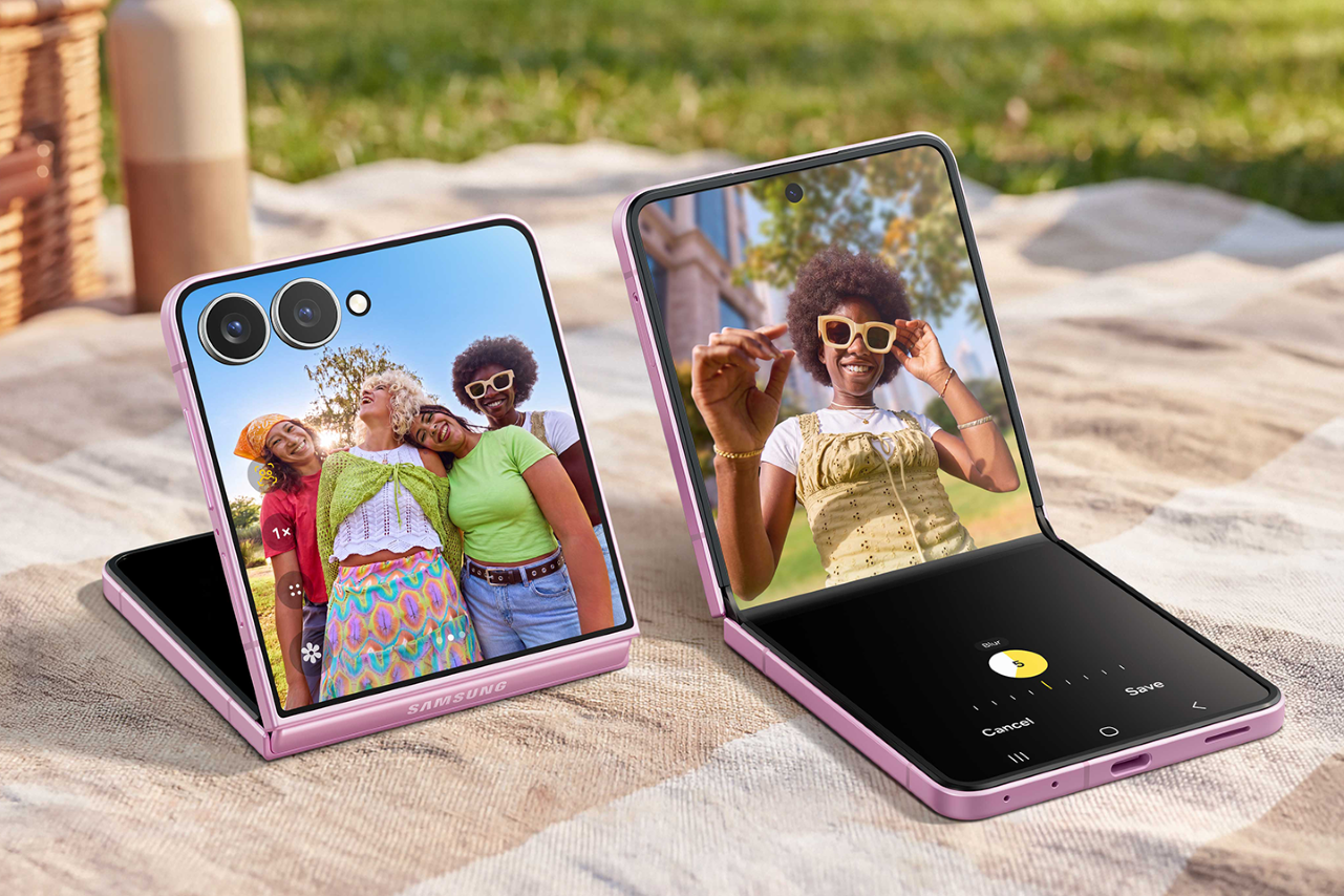 Két Samsung Galaxy Z Flip8 Flex módban, a kamera kezelőfelületével a kijelzőkön.