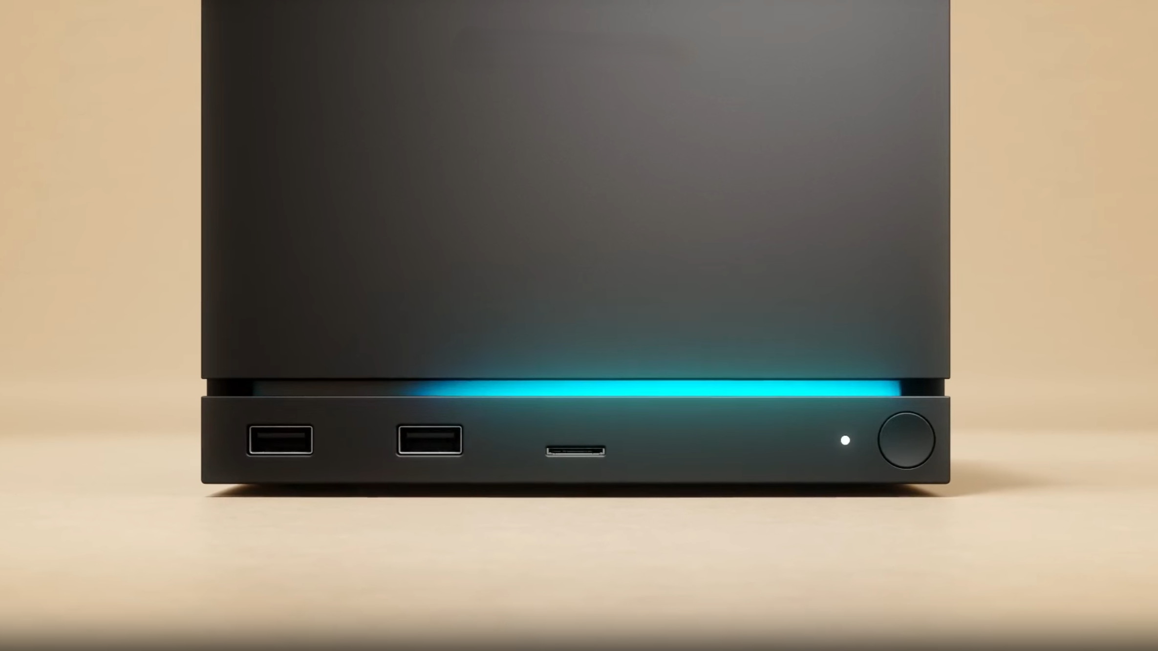 A Steam Machine előlapjának részlete USB-portokkal, microSD-kártyahellyel és bekapcsológombbal.