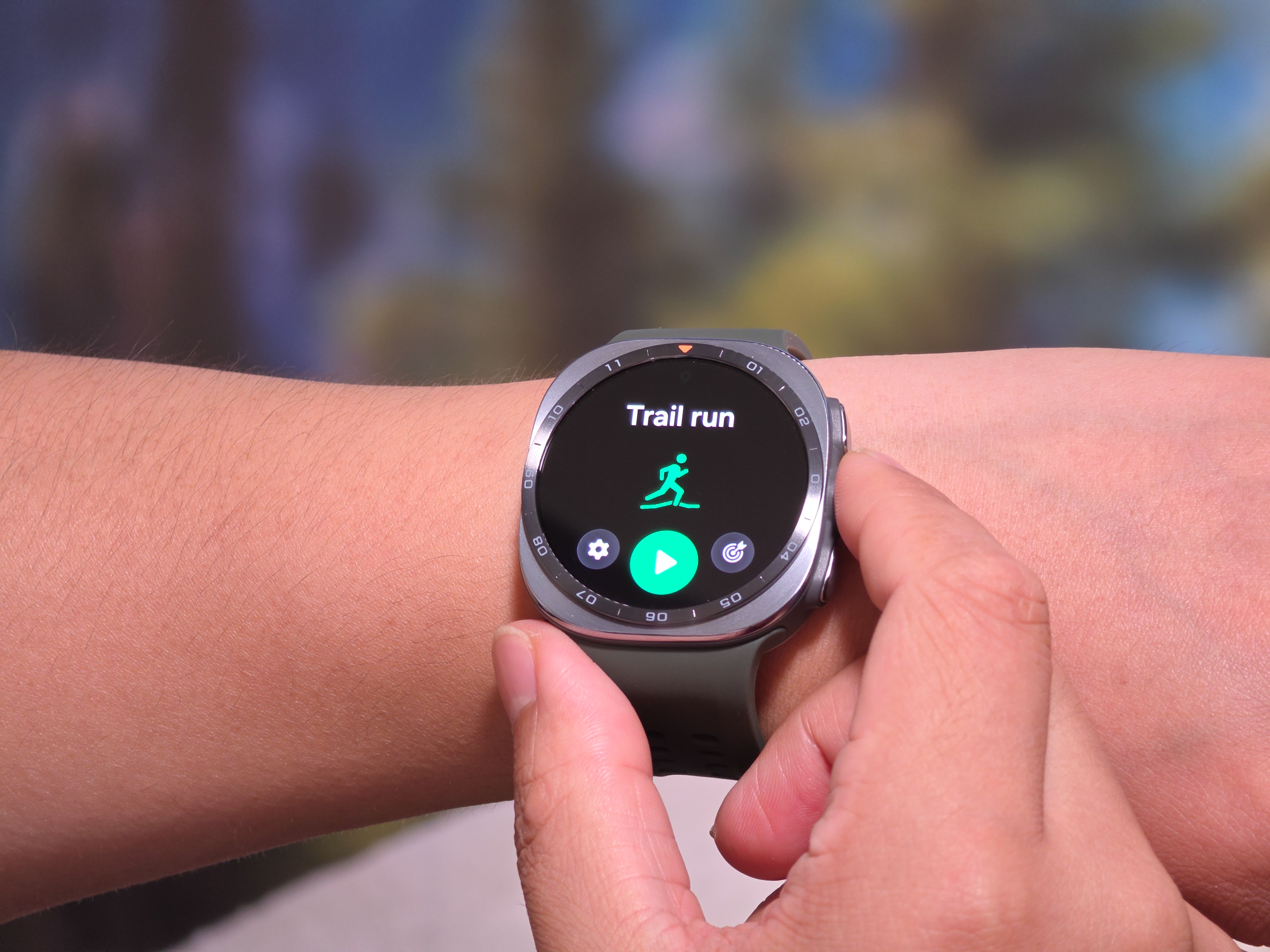 Galaxy Watch Ultra2 egy csuklón, a kijelzőn Trail run indítófelülettel.