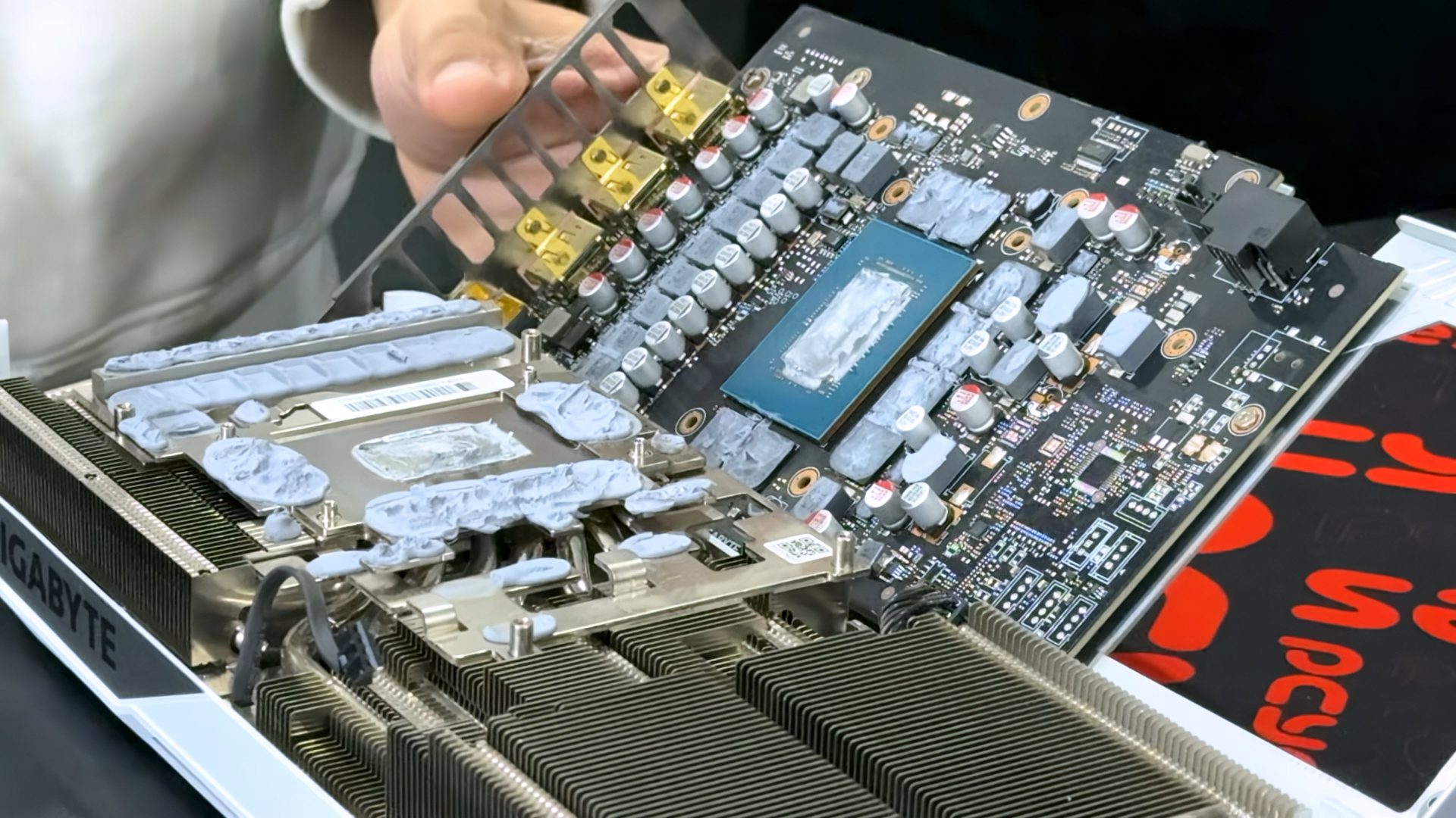 Szétszerelt RTX 5070 Ti nyomtatott áramköri lapja és hűtője hővezető pasztával.