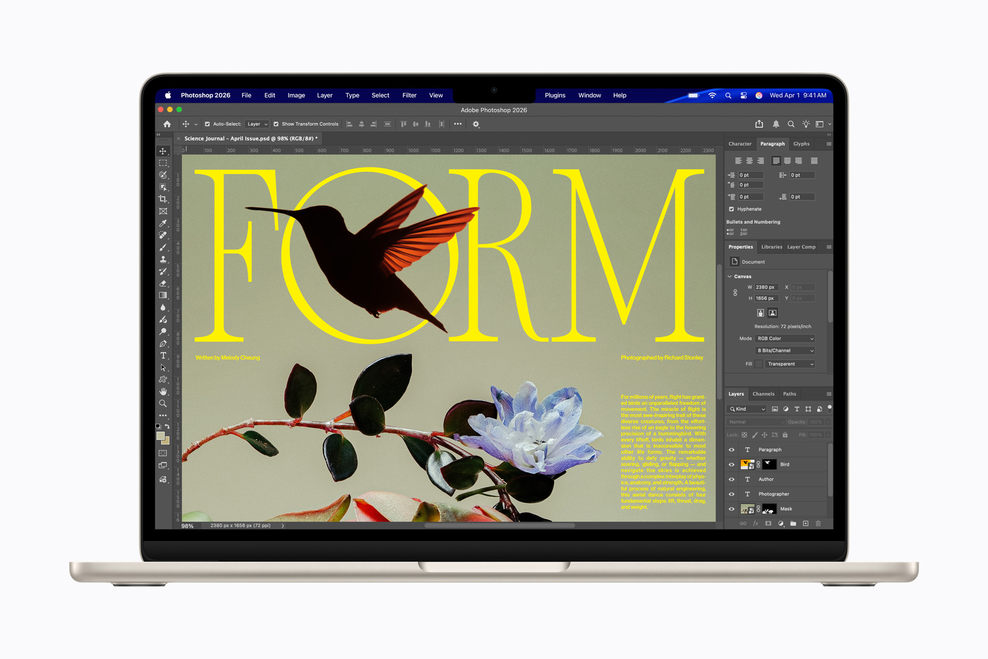 M5-ös MacBook Air nyitott kijelzővel, Adobe Photoshop ablakkal.