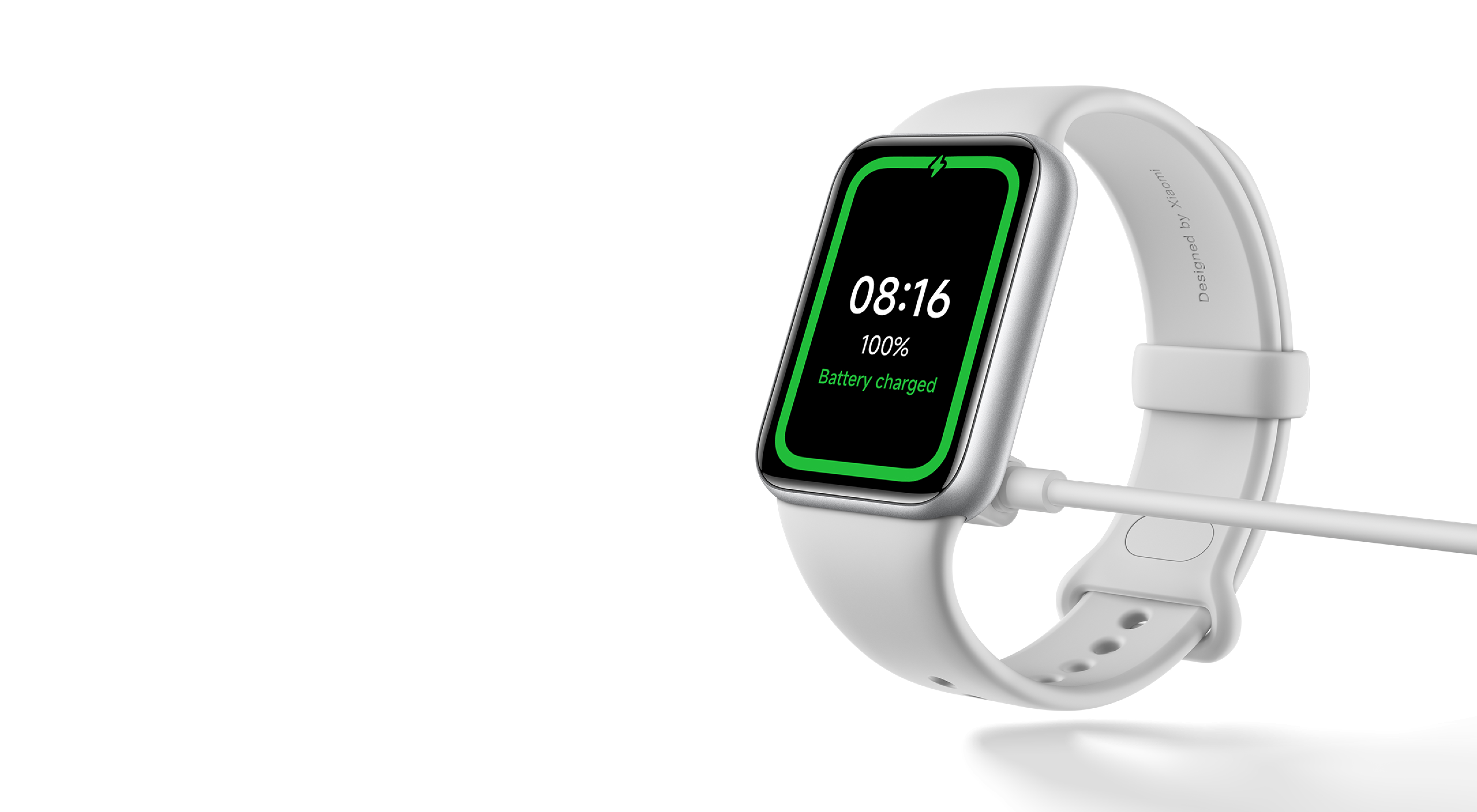 Xiaomi Smart Band 10 Pro NFC töltés közben, zöld akkumulátorjelzéssel a kijelzőn.