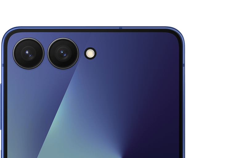 Közeli kép a Samsung Galaxy Z Flip7 két hátlapi kamerájáról és vakujáról.