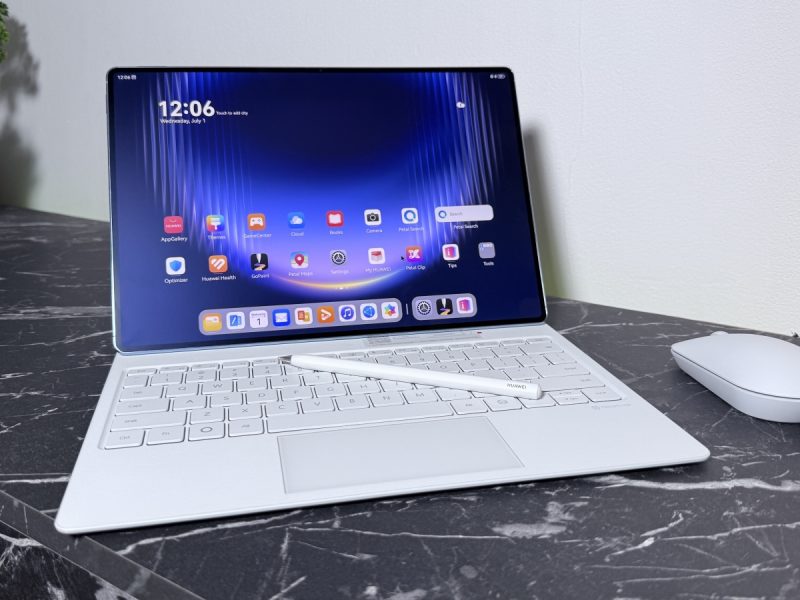HUAWEI MatePad Pro Max táblagép billentyűzettel és érintőtollal.