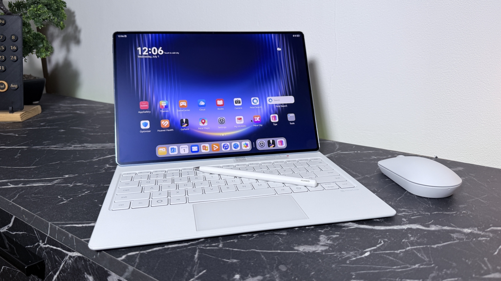 HUAWEI MatePad Pro Max táblagép billentyűzettel és érintőtollal.