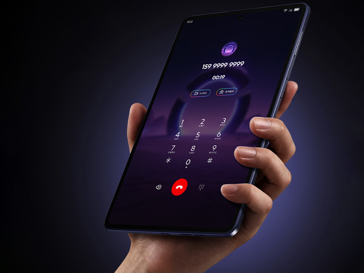 Lenovo Legion Y700 Infinite tablet kézben, hívásfelülettel a kijelzőn.