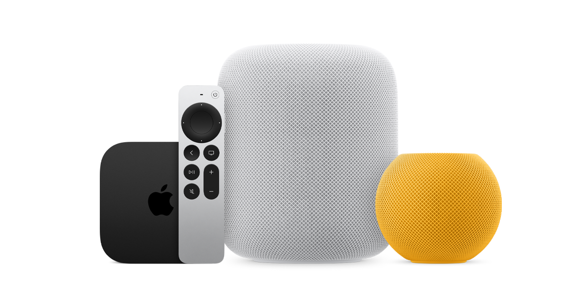 Apple TV 4K, Siri Remote, HomePod és sárga HomePod mini fehér háttéren.