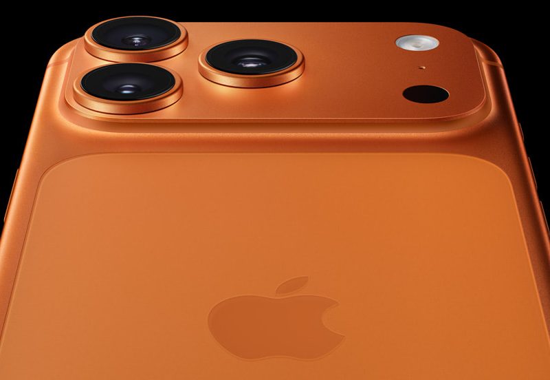 Narancssárga iPhone 17 Pro hátlapjának kameramodulja közelről.