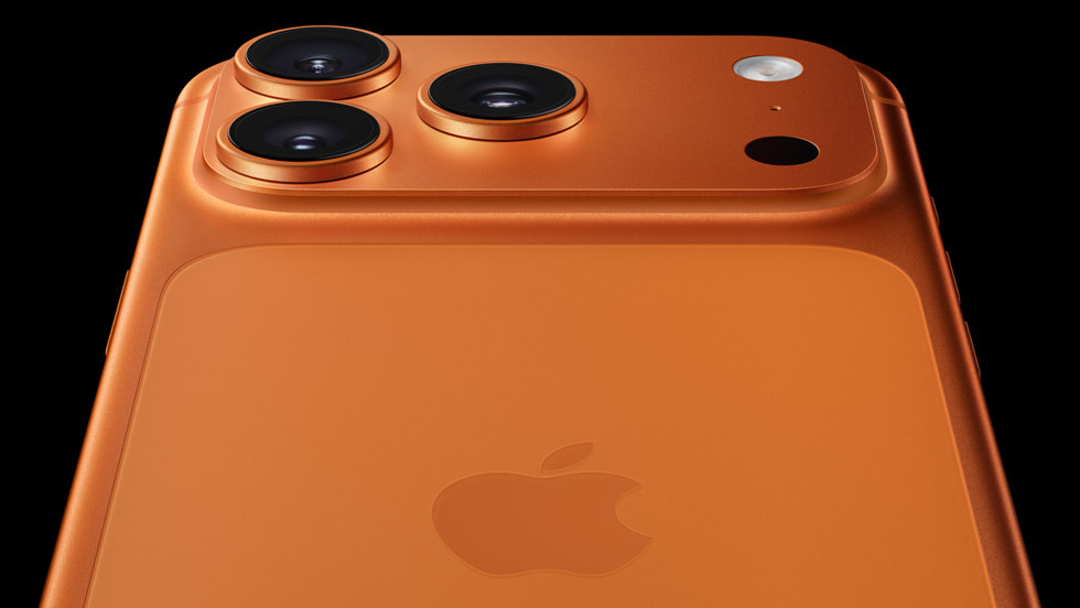 Narancssárga iPhone 17 Pro hátlapjának kameramodulja közelről.