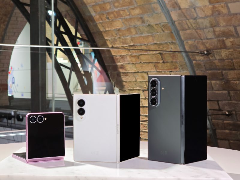 Samsung Galaxy Z Flip8, Galaxy Z Fold8 és Galaxy Z Fold8 Ultra egymás mellett egy hivatalos bemutatófotón.