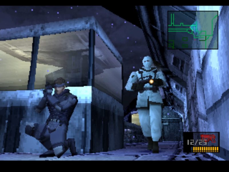 Solid Snake egy őr mellett rejtőzik a Metal Gear Solid Master Collection-változatának hivatalos képernyőképén.