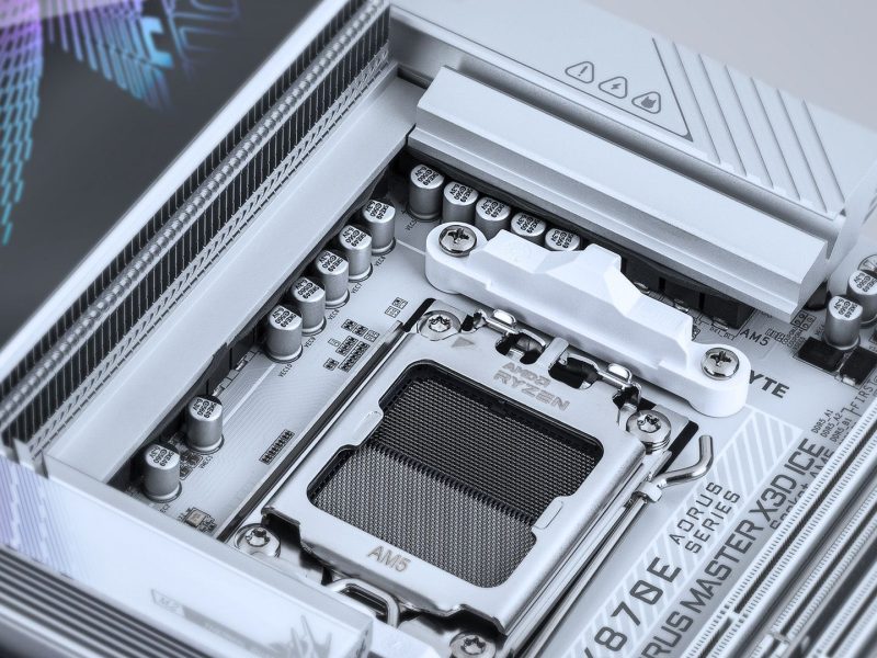 Gigabyte AM5 alaplap DDR5 memóriafoglalatokkal.