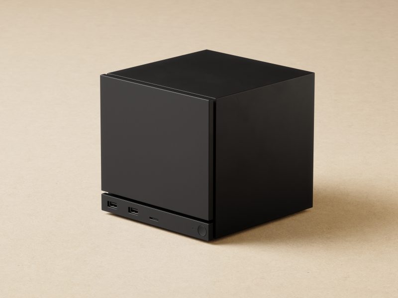 Valve Steam Machine fekete, kocka alakú házban, világos háttéren.