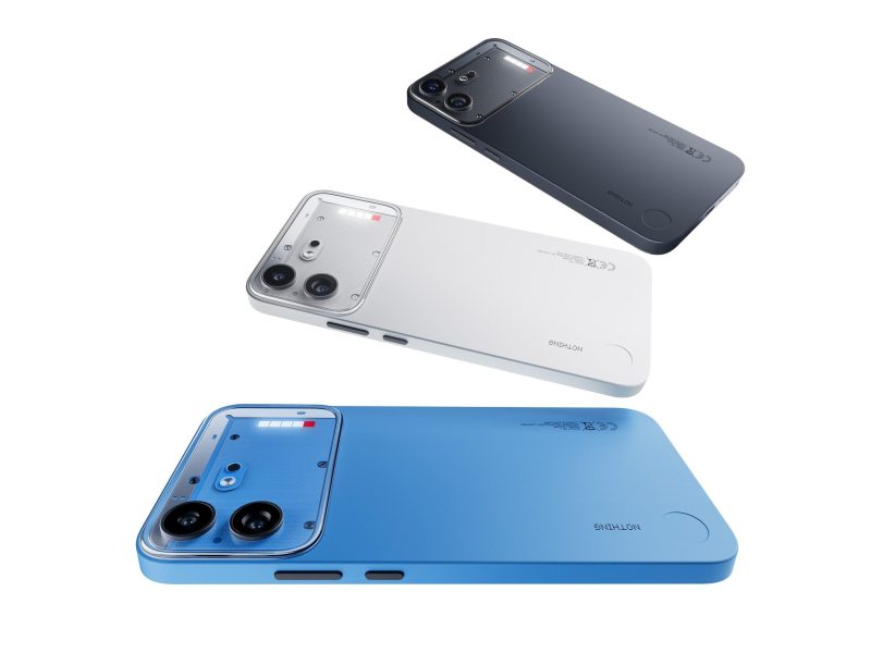 Fehér, fekete és kék Nothing Phone (4b) telefonok hátoldali nézetben.