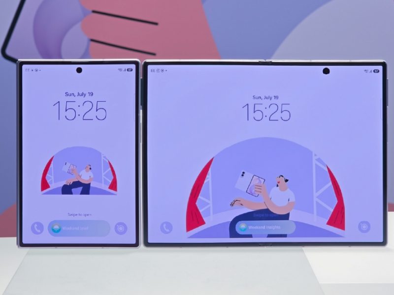 Két Samsung Galaxy Z Fold8 készülék egymás mellett, az egyik zárt külső kijelzővel, a másik nyitott belső kijelzővel.