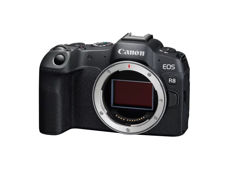 A jelenlegi Canon EOS R8 váz hivatalos termékképen, elölnézeti-háromnegyedes nézetből.