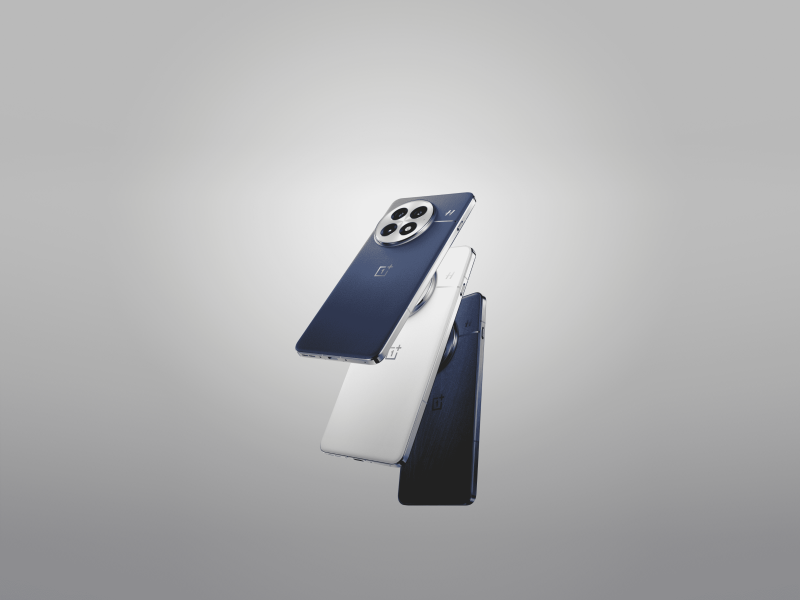 Három OnePlus 13 telefon hivatalos termékképen, kék, fehér és fekete kivitelben.