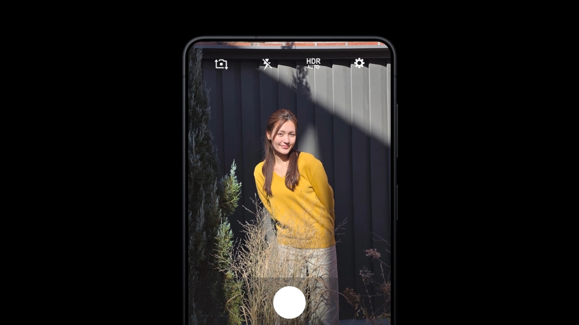 Telefonkamera-felületet mutató Samsung-illusztráció HDR jelöléssel és portréjelenettel.