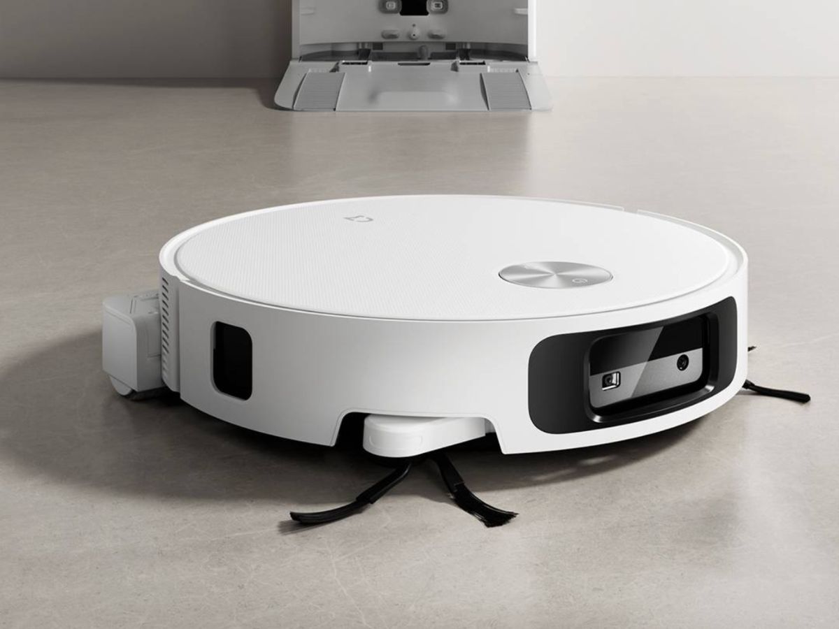 Fehér Xiaomi Robot Vacuum 6 robotporszívó torony nélküli kialakítással és elülső kameramodullal.