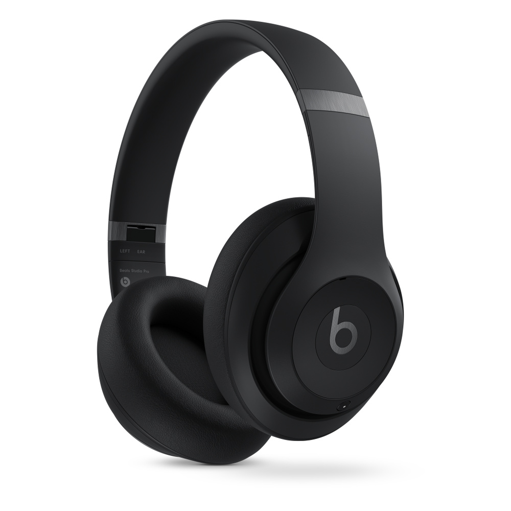 Fekete Beats Studio Pro fejhallgató hivatalos termékfotón, fehér háttér előtt.