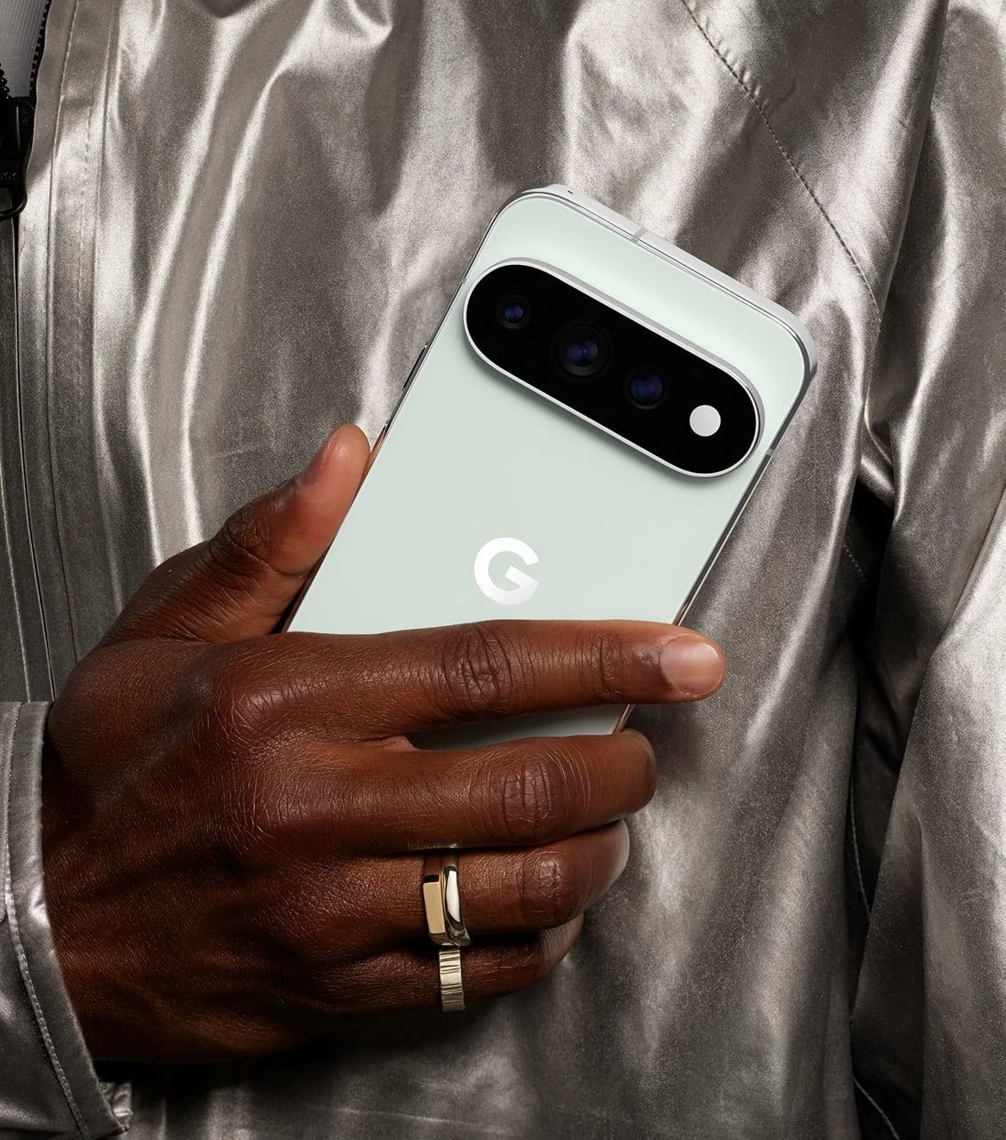 Google Pixel 11 Pro hátoldala Fog színben, látható kamerasávval.