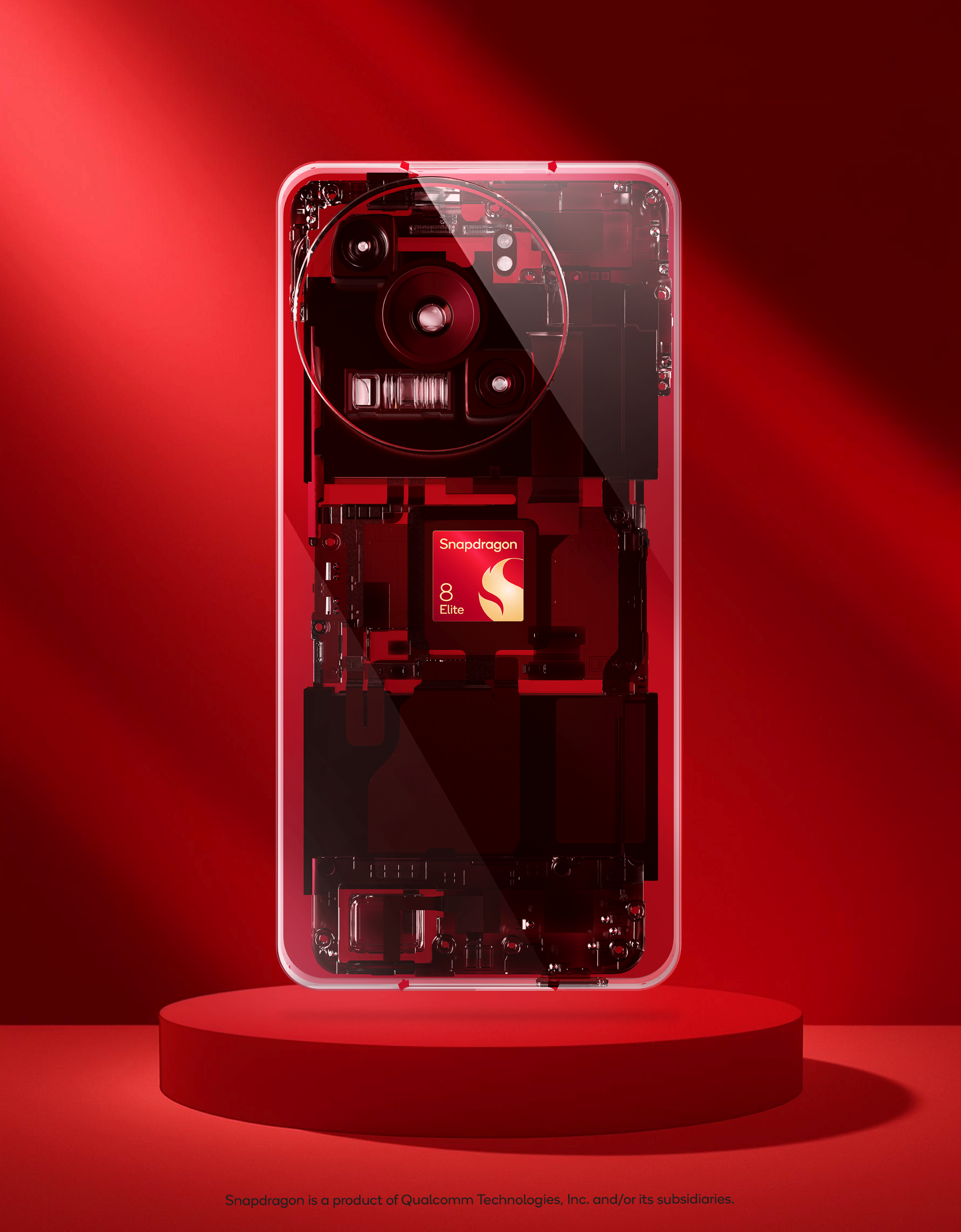Átlátszó hátlapú telefon képe, benne Snapdragon 8 Elite chipjelöléssel.