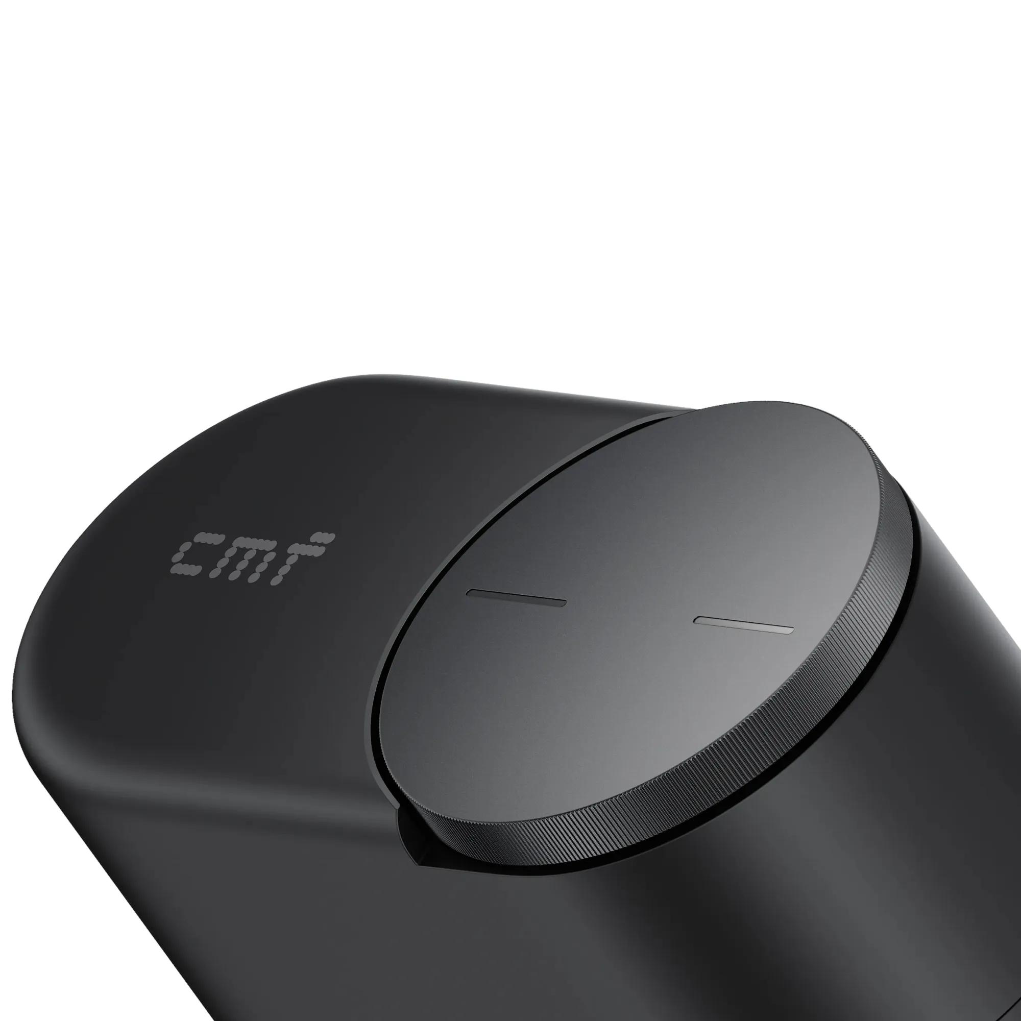 Közeli kép a CMF Clip Pro töltőtokjának kerek Smart Dial tárcsájáról.