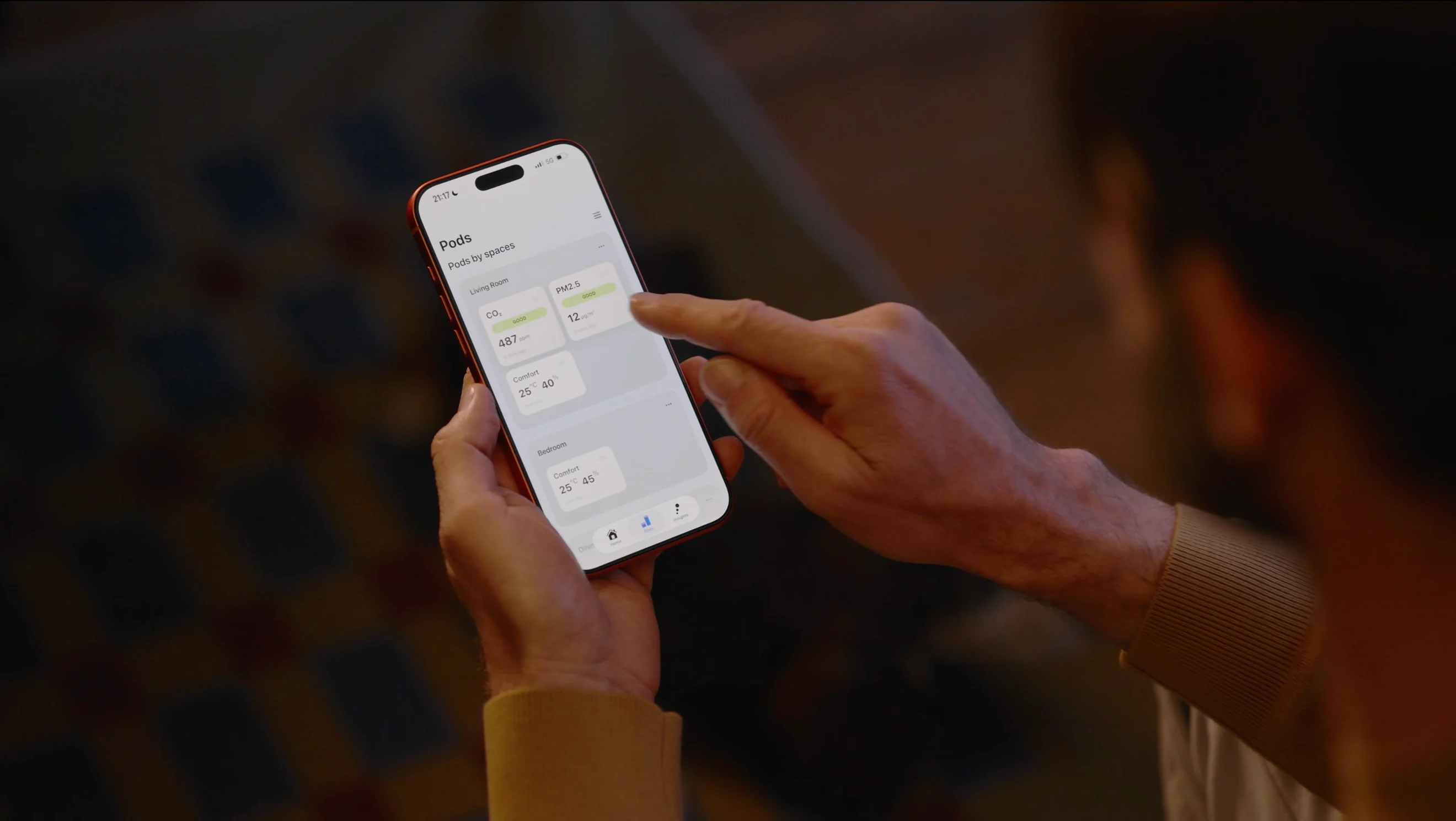 Telefonon megnyitott Sensereo Airo alkalmazás CO2, PM2.5 és komfort kártyákkal.
