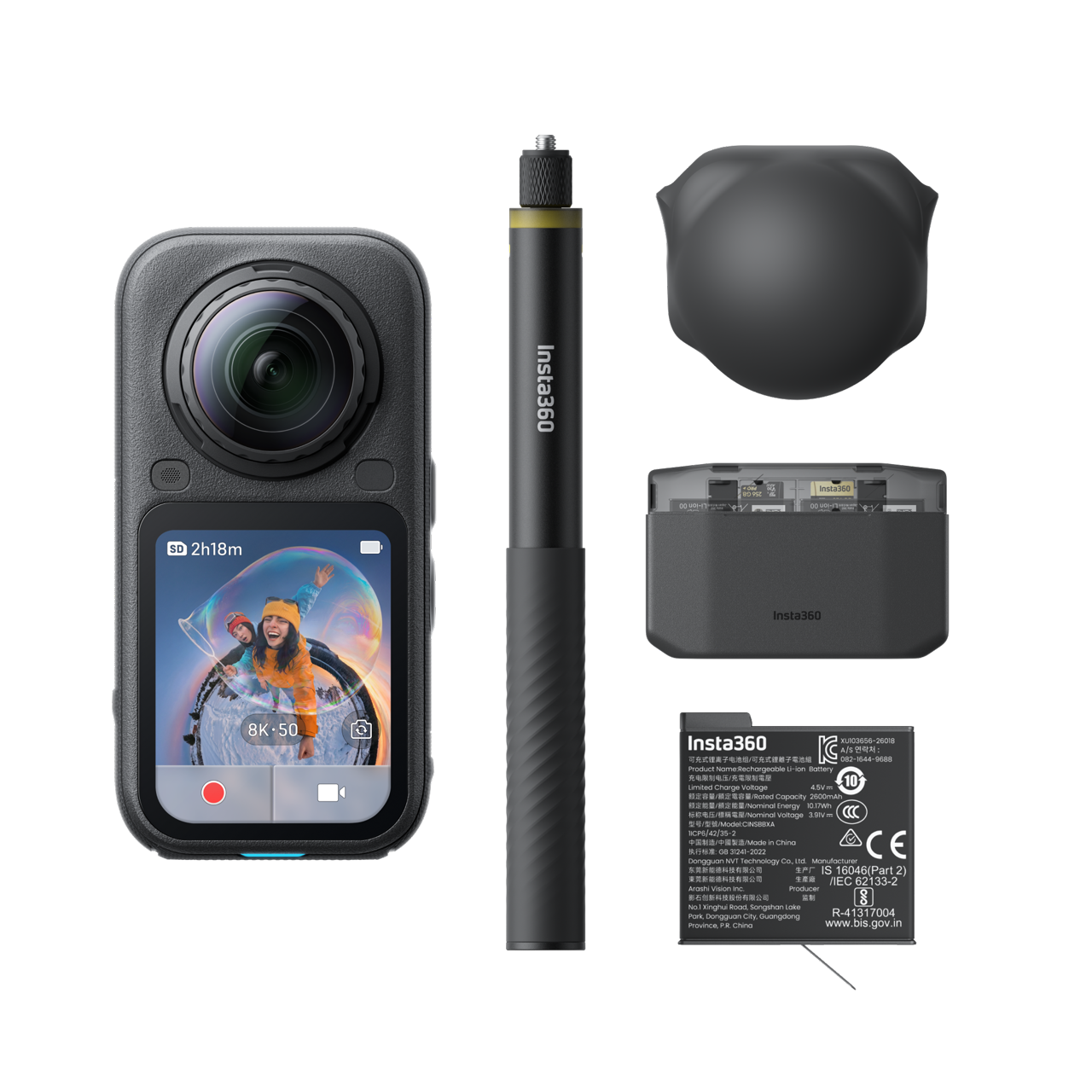 Insta360 X6 Essentials Bundle tartozékokkal fekete háttéren.