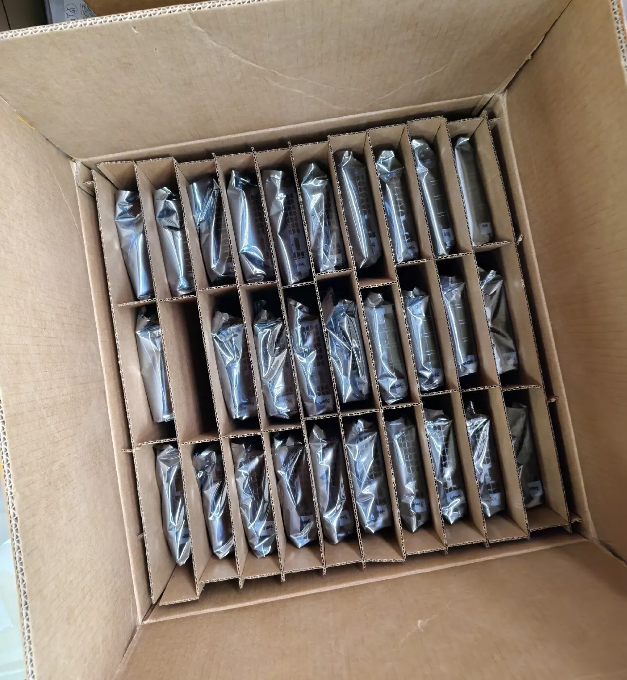 Kartondobozban sorakozó, antistatikus tasakba csomagolt videokártyák az eBay-hirdetés fotóján.