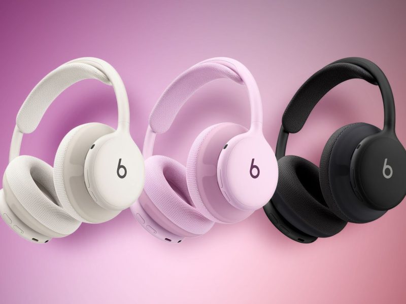 Három Beats 360 fejhallgató kiszivárgott renderen, világos, rózsaszín és fekete színben.