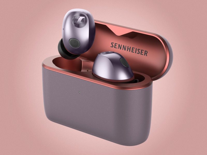 Sennheiser Momentum True Wireless 5 fülhallgatók nyitott töltőtokban.