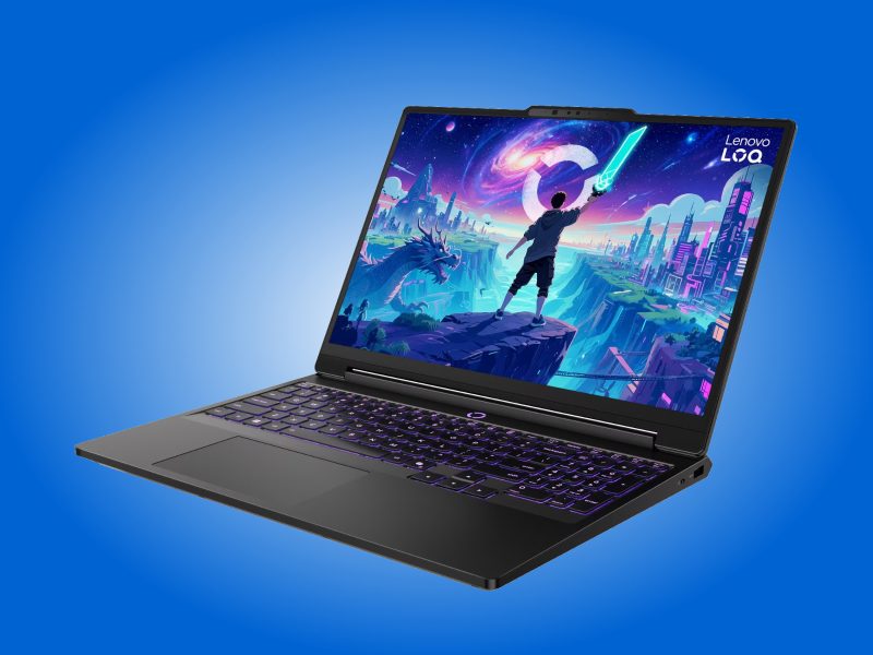 Lenovo LOQ Essential 15IPH11 laptop nyitott állapotban, a kijelzőn LOQ grafikával.