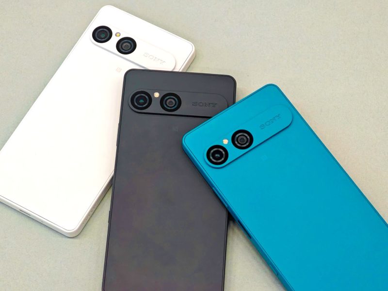 Három Sony Xperia telefon hátlapja egy kiszivárgott promóképen, vízszintes kétkamerás modullal.