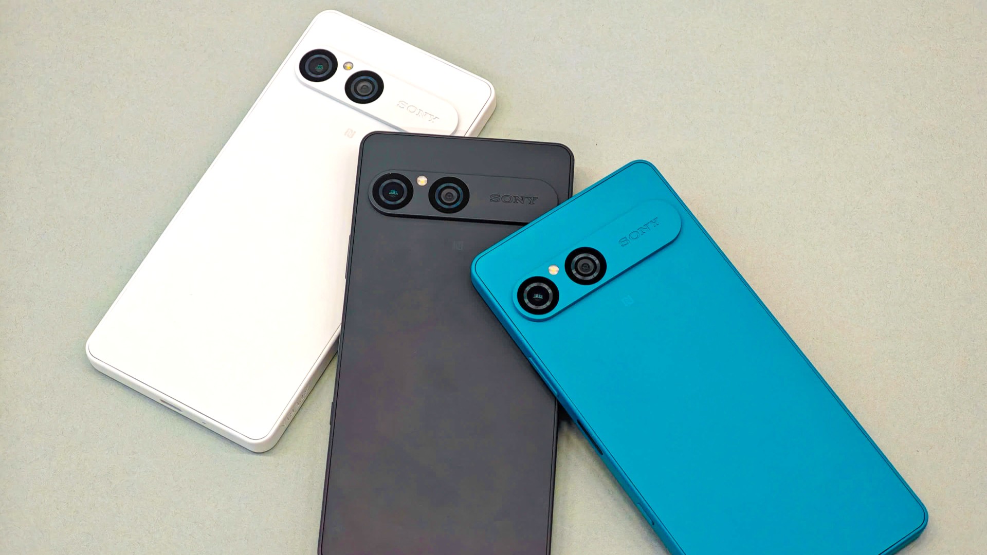 Három Sony Xperia telefon hátlapja egy kiszivárgott promóképen, vízszintes kétkamerás modullal.