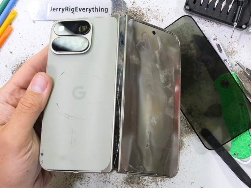Sérült Pixel 11 Pro Fold a JerryRigEverything tesztasztalán, a levált előlapi panel mellett.