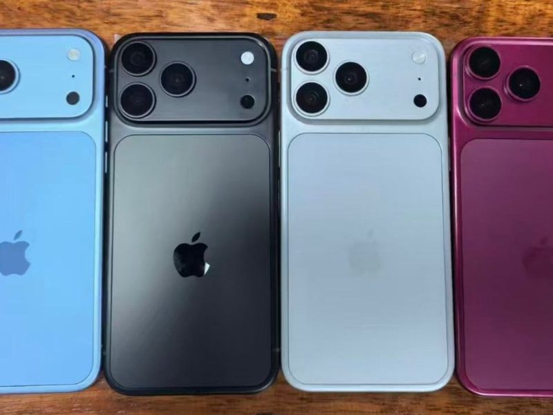 Négy állítólagos iPhone 18 Pro dummy modell különböző színekben egy asztalon.