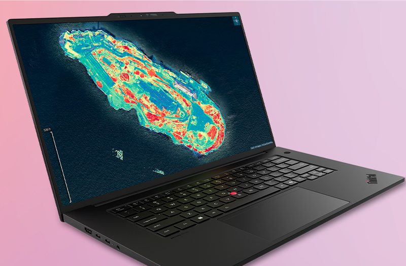 Nyitott Lenovo ThinkPad P1 Gen 9 mobil munkaállomás nagy kijelzővel és fekete házzal.