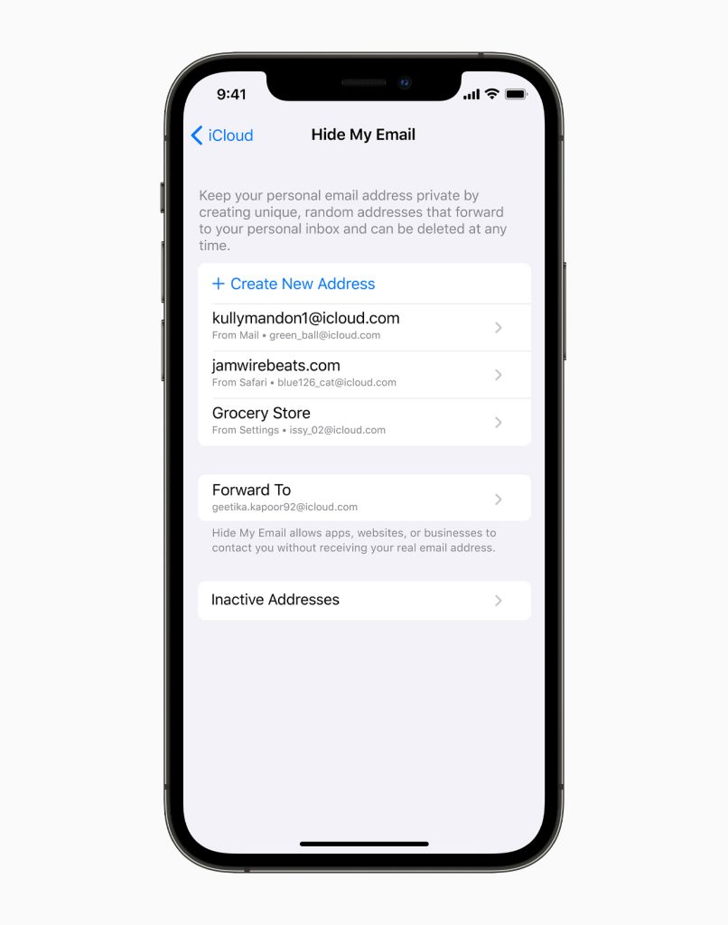 iPhone-képernyő az iCloud Hide My Email beállításával és több icloud.com végződésű továbbító címmel.