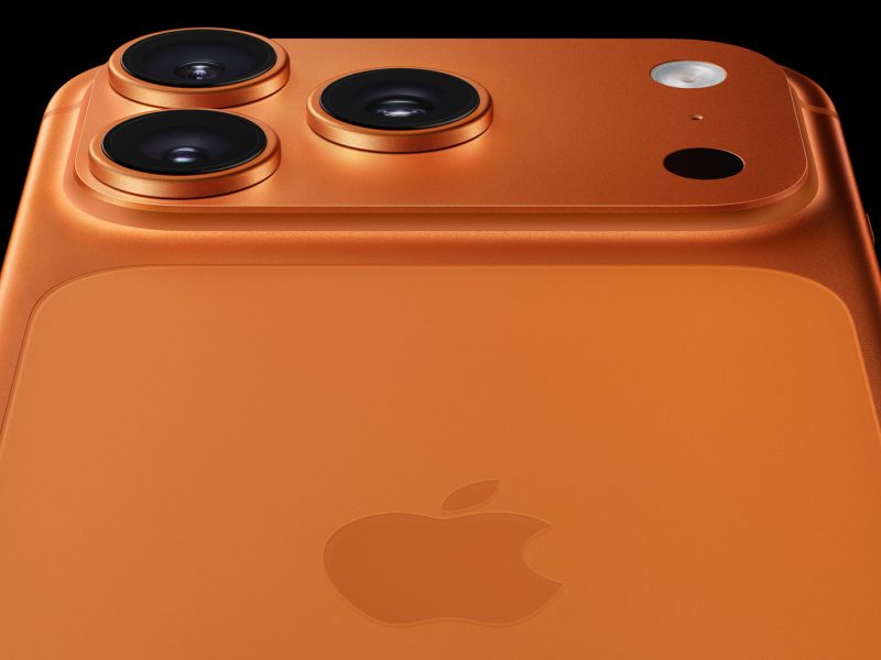 Narancssárga iPhone 17 Pro hátlapjának és kameráinak közeli hivatalos Apple sajtóképe.