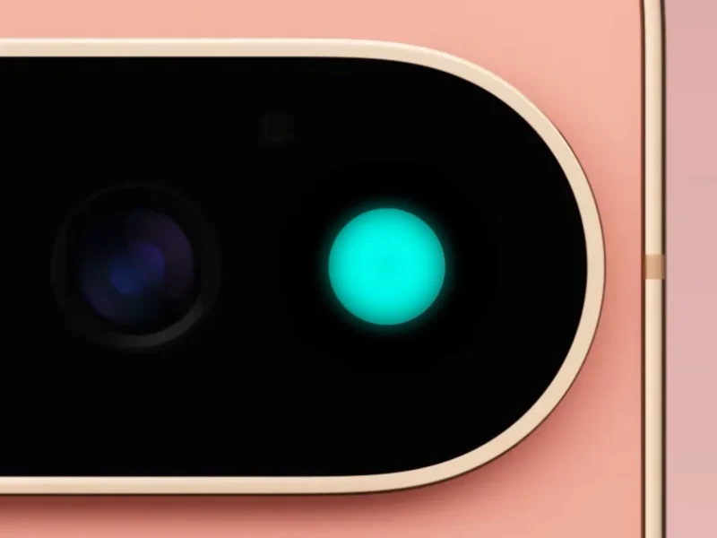 Pixel 11 Pro hátlapi kameracsíkja, a vaku körül világító HiLight fénnyel.