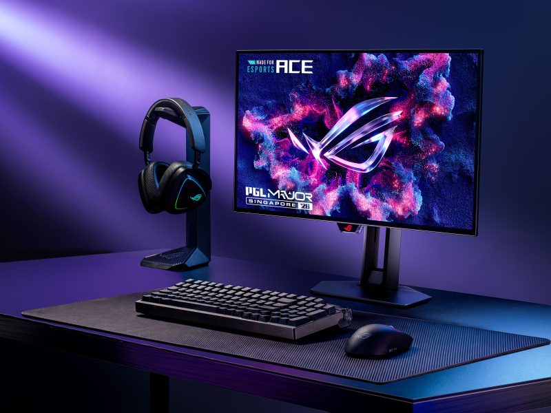 ASUS ROG Swift OLED PG259QWS Ace gaming monitor egy asztali gamer setupban, PGL Major grafikával a képernyőn.