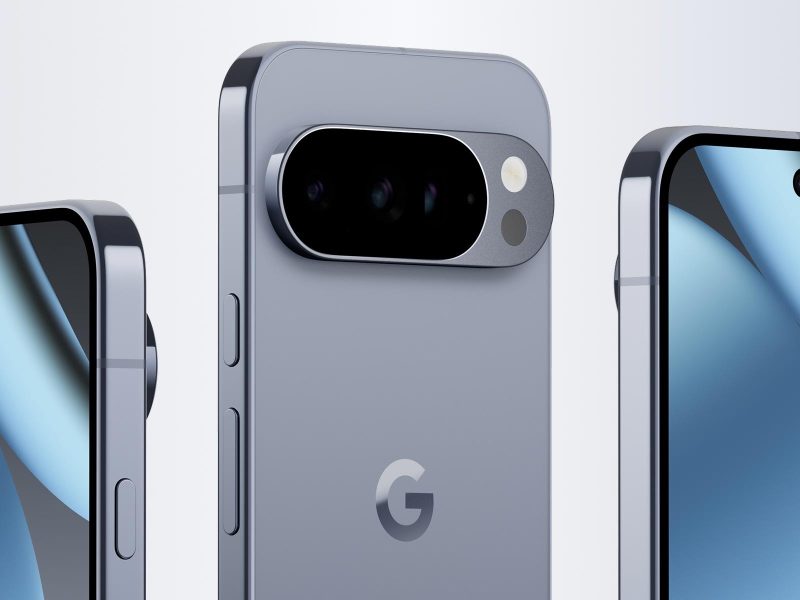 Három Google Pixel 10 telefon hivatalos termékrenderen, elölről és hátulról látható készülékekkel.