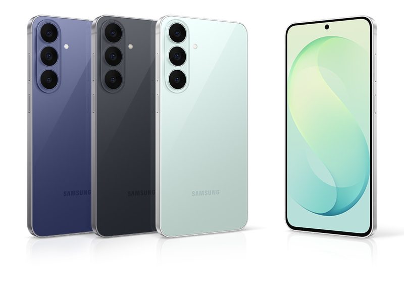 Galaxy S26 FE telefonok áfonya, grafit és pisztácia színekben, mellettük egy elölnézetű készülékkel.