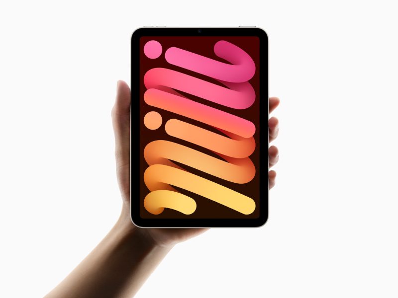 Kézben tartott 2024-es iPad mini színes kijelzővel.