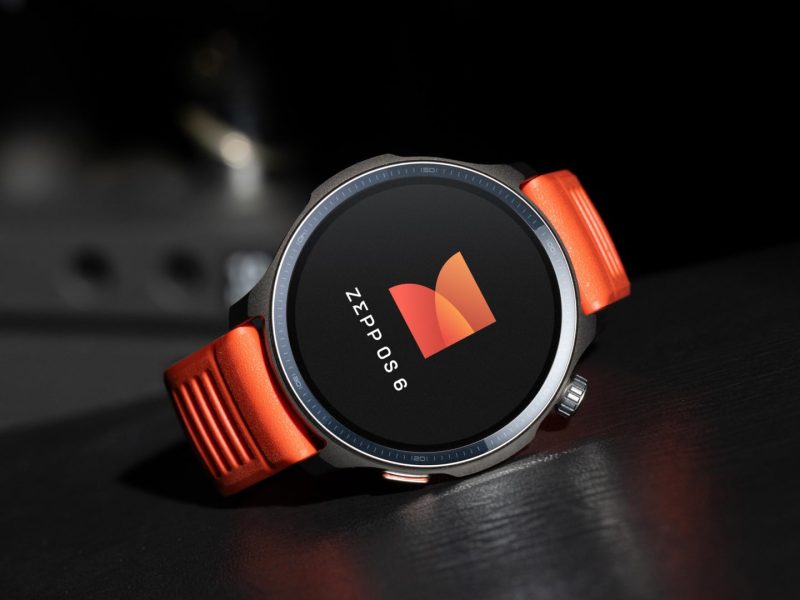 Amazfit Balance 2 okosóra, kijelzőjén a Zepp OS 6 emblémájával.